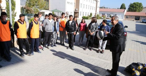 Yatağan Belediyesi’nden okullara spor malzemesi desteği